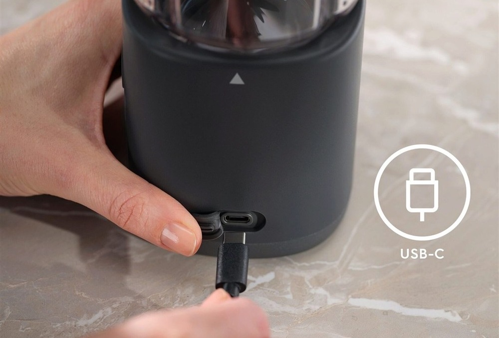 Detail na USB-C kábel a nabíjaciu zástrčku na mixéri Electrolux.
