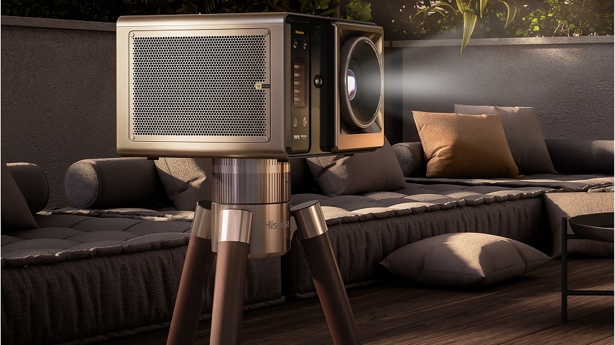 Laser TV Hisense XR10 na stativu promítá