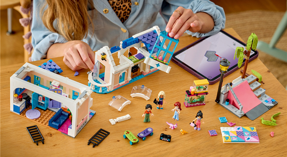 Stavebnica LEGO® Friends 42687 Liann a jej rodinný dom Liannin dom s kuchyňou, obývacou izbou, spálňou, balkónom a záhradou ponúka priestor pre rodinné príbehy.