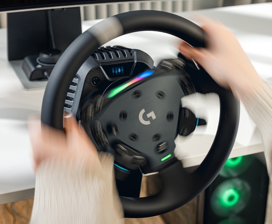 Volant Logitech RS50 System - PC čierny Logitech RS50 System pri dynamickom riadení so zapnutým RGB indikátorom