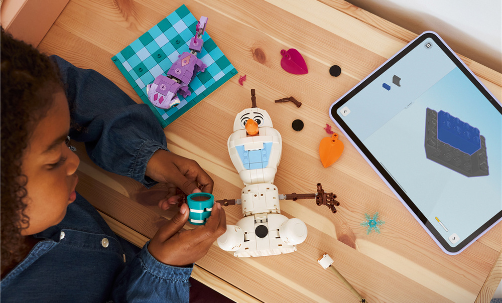 Stavebnica LEGO® │ Disney Ľadové kráľovstvo 43287 Olaf a Bruni na zábavnom pikniku Olaf s Brunim ožívajú vďaka pohyblivým častiam, ktoré umožňujú meniť pózy a rozohrávať nové scénky.