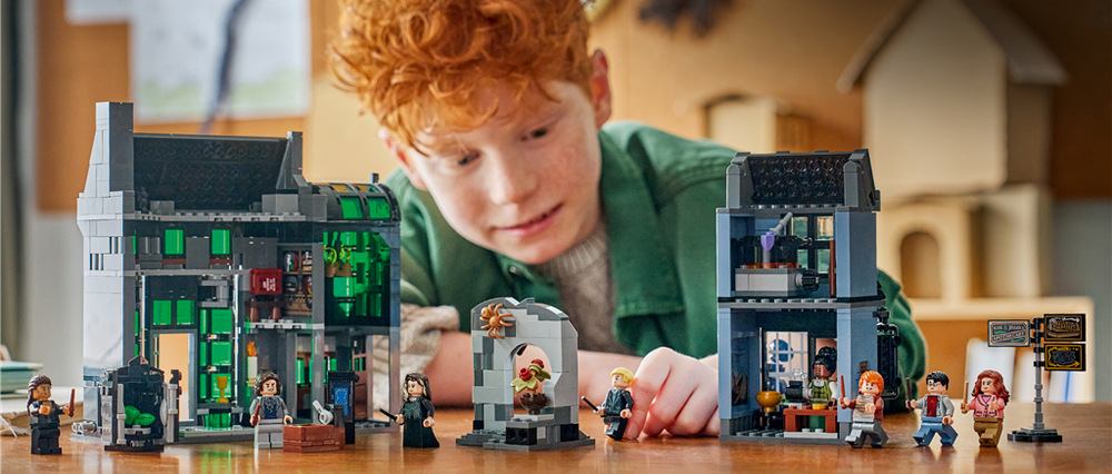 Stavebnica LEGO® Harry Potter™ 76471 Kouzelnické obchody v Obrtlé ulici Kotlíky, kúzla a poriadna dávka fantázie – Obchod Madam Potage ponúka kotlíky a priestor pre vlastné kúzelné lektvary.