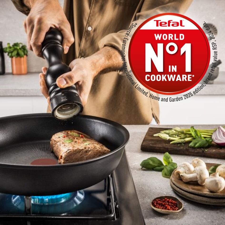 Panvica WOK Tefal Experience G3341943, 28 cm čierna Muž korenie mäso na WOK panvici Tefal Experience