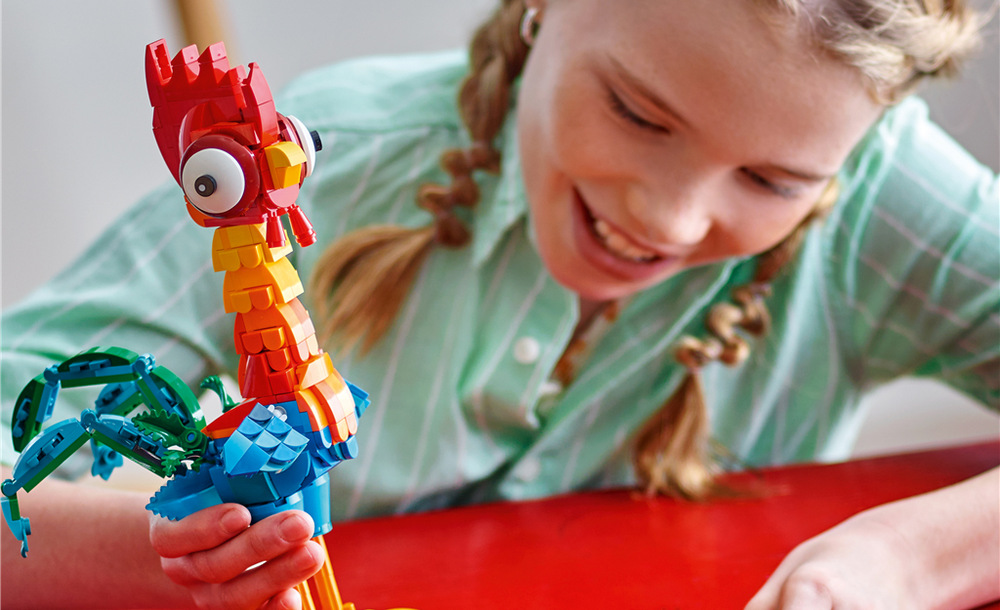 Stavebnica LEGO® │ Disney 43272 Heihei Ozdobný podstavec s kvetinami a ceduľkou s menom dodáva modelu LEGO atraktívnu výstavnú podobu