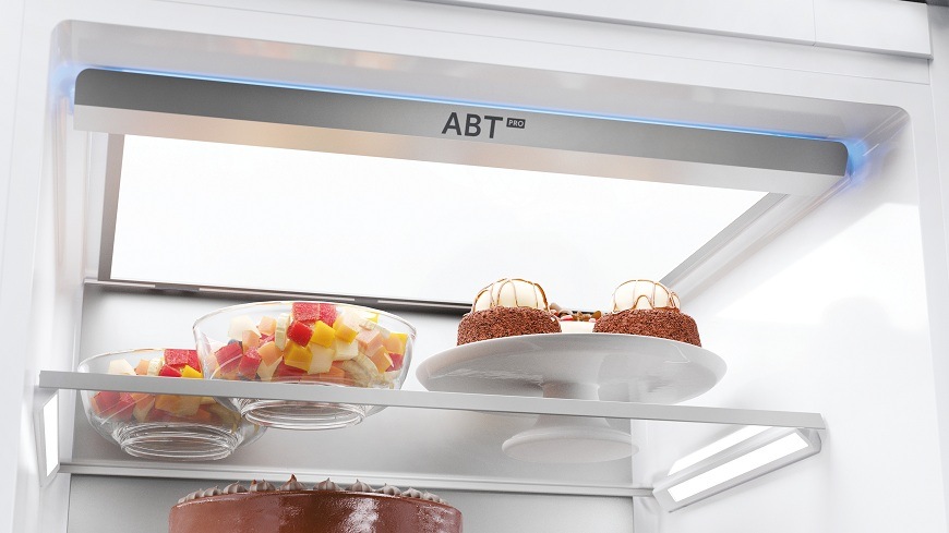 ABT modul na strope vstavané chladničky haier ID Titanium 6 HMLT7518EW, na vrchnej polici sú zákusky