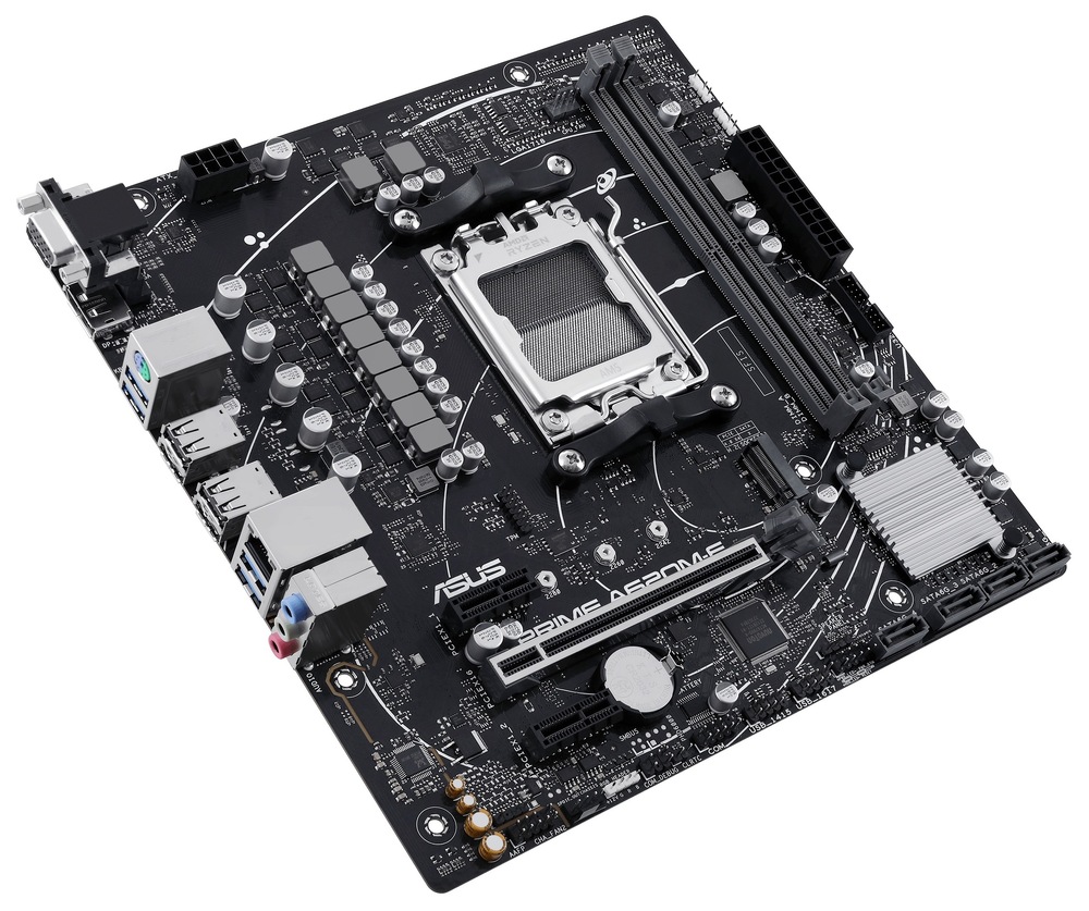 Základná doska Asus PRIME A620M-E-CSM Pohľad na dosku zhora. Sú zachytené dva sloty pre RAM a ďalšie komponenty, chladič av centre slot pre CPU. Čiastočne sú vidieť aj porty na pripojenie externých zariadení.