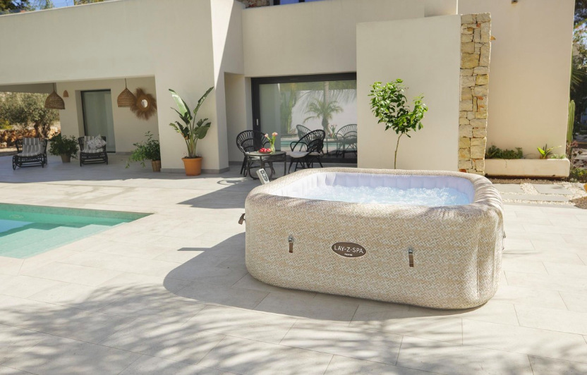 Vírivka Bestway Lay-Z-Spa® Rome Smart AirJet 6001M Vírivka Bestway Lay-Z-Spa Rome Smart AirJet umiestnená na terase pri modernom dome