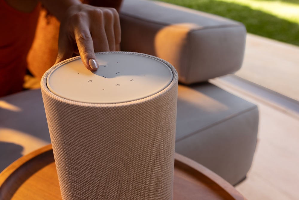 Reproduktor Denon Home 200 strieborný Detail ovládacieho panela na hornej strane reproduktora Denon Home 200″ width=