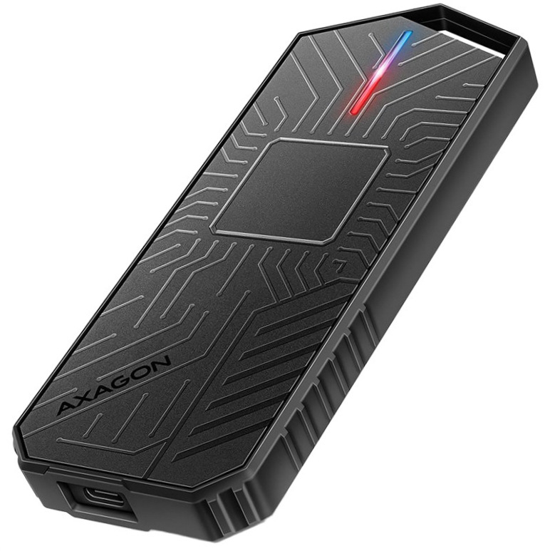 Na obrázku je čierny externý box AXAGON GAME box zachytený šikmo spredu. Má podlhovastý hranatý tvar s výrazným herným dizajnom, na hornej strane s reliéfnym vzorom pripomínajúcim elektronické obvody. Pri hornej hrane svieti úzky svetelný prvok v červenej a modrej farbe a dole je vidieť USB-C konektor.