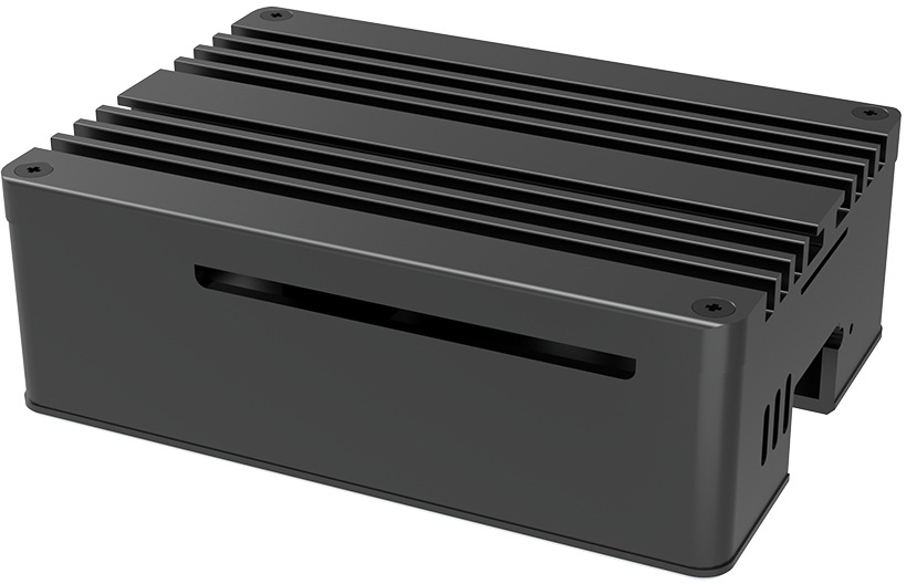 Case AKASA Pi 5 Pro Aluminium case for Raspberry Pi 5 čierna Na fotografii je čierne hliníkové puzdro AKASA Pi 5 Pro pre Raspberry Pi 5 z iného uhla. Vyniká horná rebrovaná časť fungujúca ako pasívny chladič a na bočnej strane je dlhý výrez pre prístup ku konektorom. Vidieť sú aj rohové skrutky a kompaktná, robustná konštrukcia celého boxu.