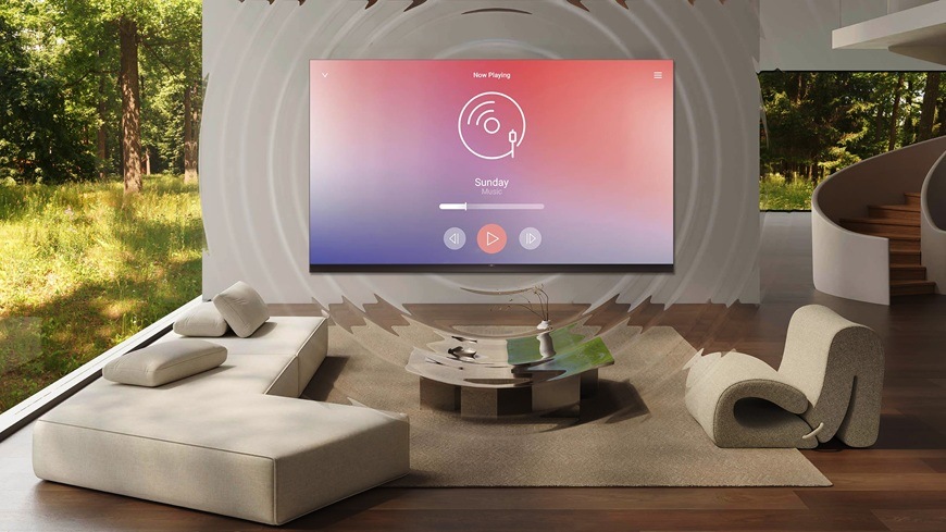 Televízia TCL 98X11L so zvukom Bang & Olufsen vytvára priestorový audio zážitok v modernom interiéri s dôrazom na čistý dizajn a pohlcujúce počúvanie.