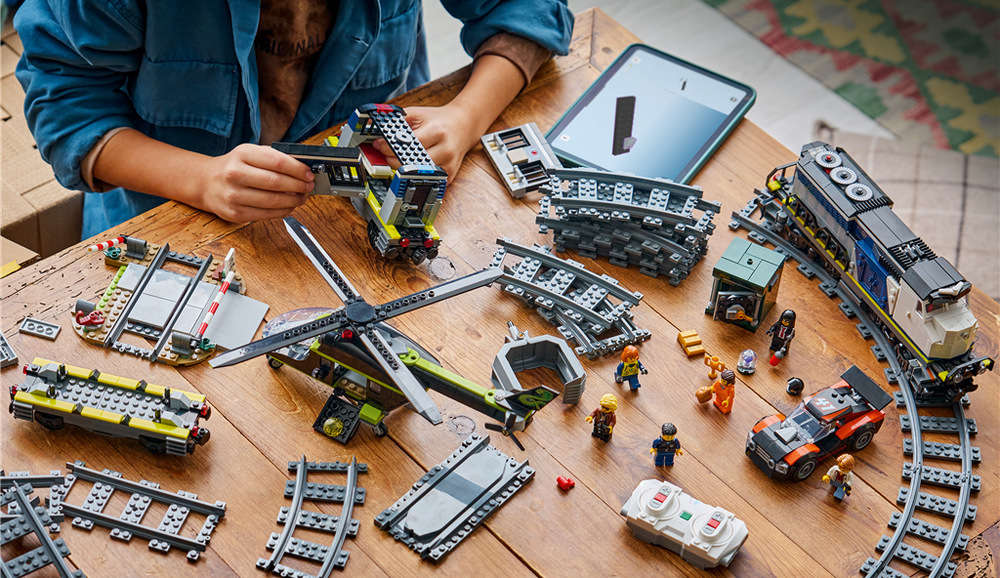 Stavebnica LEGO® City 60508 Loupež v policejním vlaku Postavte si motorizovaný vlak LEGO City s tromi vagónmi, ovládajte ho a vydajte sa na akčnú jazdu.