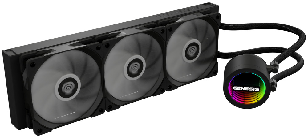Vodný chladič Genesis HYDRIA 360 ARGB čierny Na obrázku je čierny vodný chladič procesora Genesis Hydria 360 ARGB. Tvorí ho dlhý radiátor s tromi veľkými ventilátormi nad sebou, ktoré majú čierny rám a svetlé lopatky, a okrúhla pumpa s nápisom Genesis a farebným RGB kruhom. Radiátor a pumpu spájajú dve čierne opletené hadice. Celok pôsobí moderne, výkonne a herne.