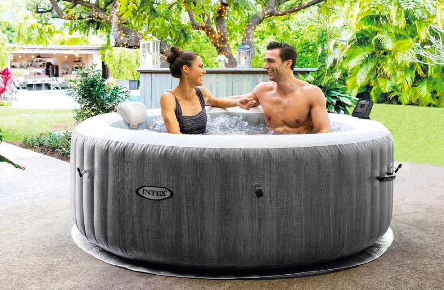 Vírivka Intex 28440 Pár relaxuje vo vírivke Intex PureSPA Greywood Deluxe™ na záhradnej terase