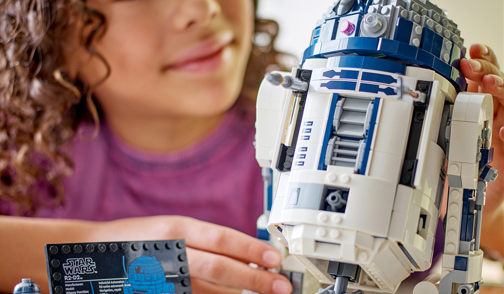 Stavebnica LEGO® Star Wars™ 75379 R2-D2™ Výstavku R2-D2 doplní informačný štítok, podstavec s Darthom Malakom a figúrka droida bežnej veľkosti.