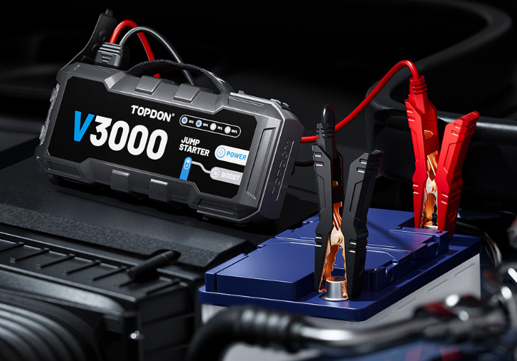 Štartovací box TOPDON Jump Starter V3000 pripojený k svorkám pri štartovaní auta