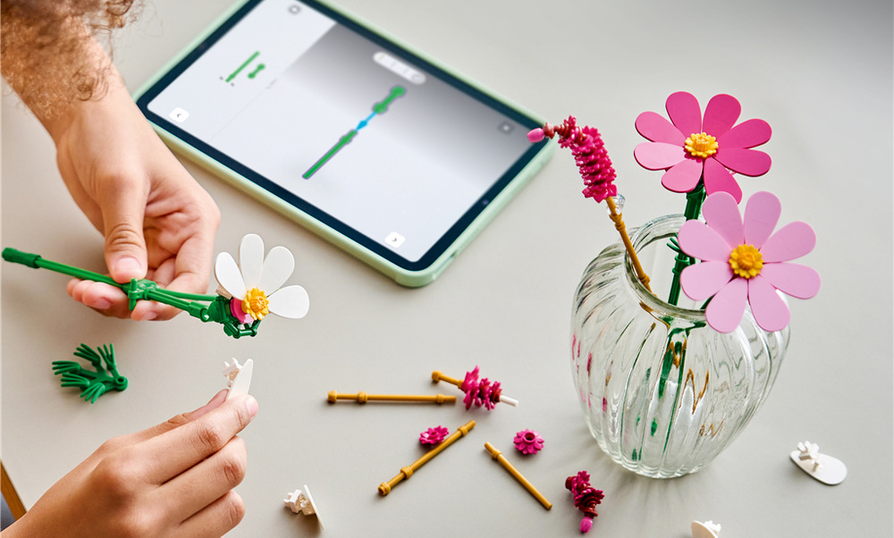 Stavebnica LEGO® Botanicals 11514 Krásenky 171 dielikov vytvorí kvetinovú dekoráciu, ktorá nepotrebuje vodu ani zvláštnu starostlivosť a ľahko sa aranžuje.