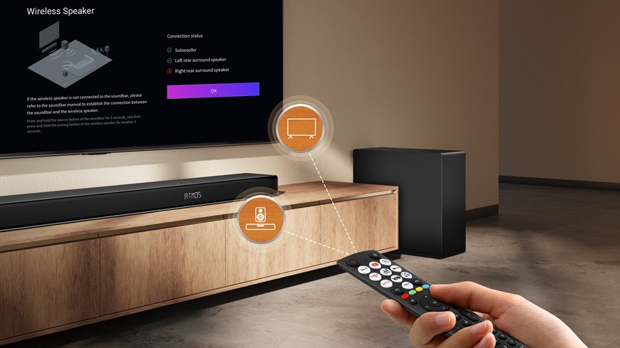 Soundbar Hisense AX5140Q čierny Soundbar Hisense AX5140Q a bezdrôtový subwoofer v modernej obývacej izbe. Žena ovláda domáce kino pomocou diaľkového ovládača.