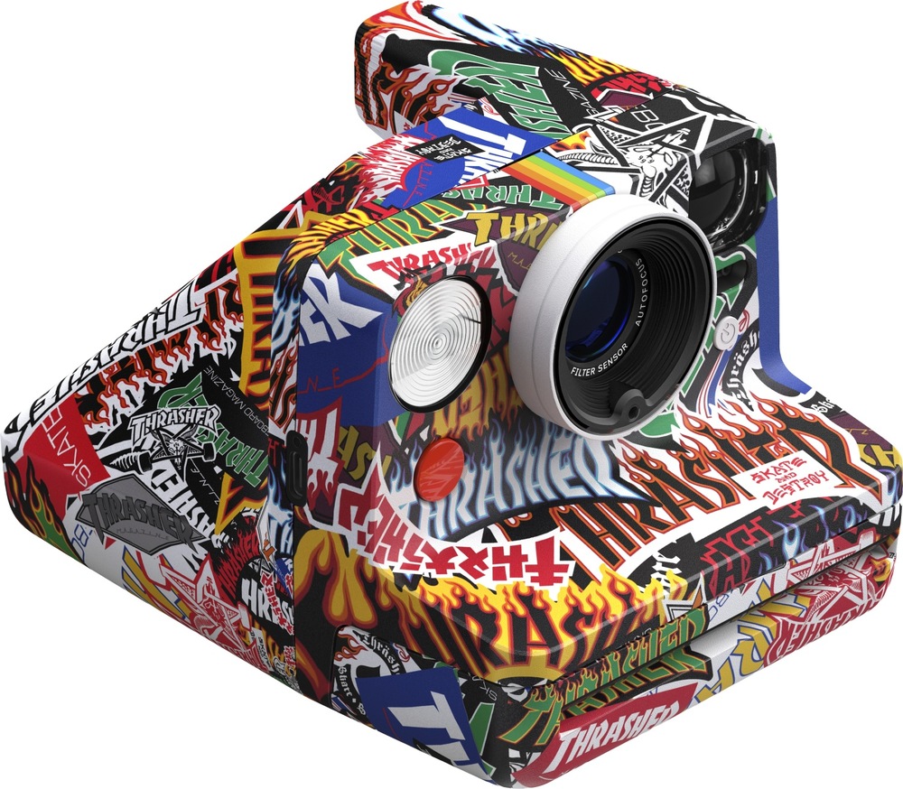 Instantný fotoaparát Polaroid Now Gen 3, Thrasher Edition viacfarebná Fotoaparát Polaroid Now Gen 3, Thrasher Edition natočený mierne z pravej strany