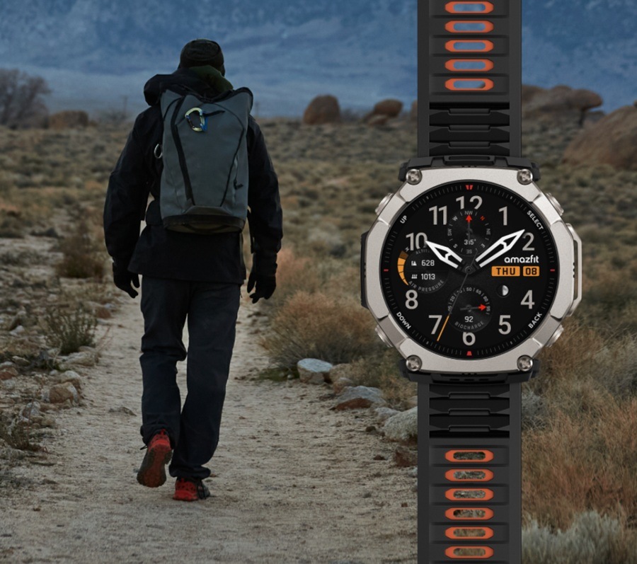 Muž na turistike s hodinkami Amazfit T-Rex Ultra 2″ width=