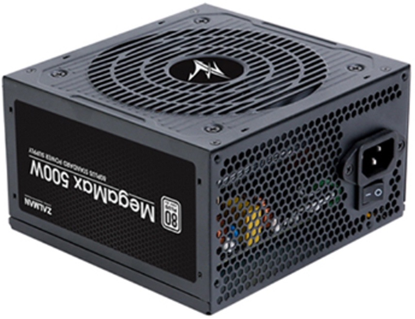 Zdroj Zalman MegaMax ZM500-TXII 500W čierny Na fotke je napájací zdroj Zalman MegaMax 500W vyfotený šikmo zozadu a mierne zhora. Hore je veľký ventilátor krytý pevnou kruhovou mriežkou s logom Zalman uprostred. Na pravej strane je perforovaná zadná stena so zásuvkou pre napájací kábel a kolískovým vypínačom. Na ľavej bočnici je čierny štítok s nápisom MegaMax 500W a logom 80 PLUS.