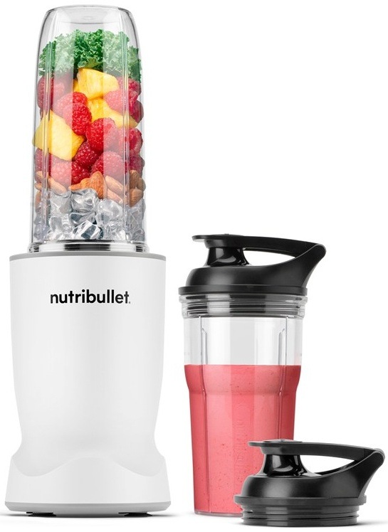 Osobný mixér NutriBullet s nádobou naplnenou ovocím a prenosným smoothie kelímkom.