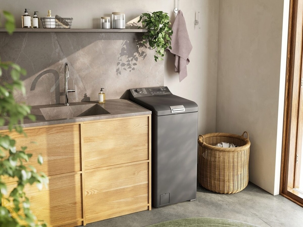 Práčka Electrolux SteamCare® 700 EW7T337DC strieborná Vrchom plnená práčka Electrolux EW7T337DC radu 700 SteamCare vedľa linky s drezom.