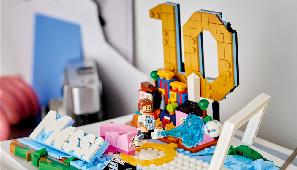 Stavebnica LEGO® Editions 43011 Lionel Messi – Hvězdné momenty fotbalu Z 500 kociek vznikne výstavný model s rozmermi cez 13 × 24 × 15 cm, ktorý doplní aplikácia LEGO Builder.
