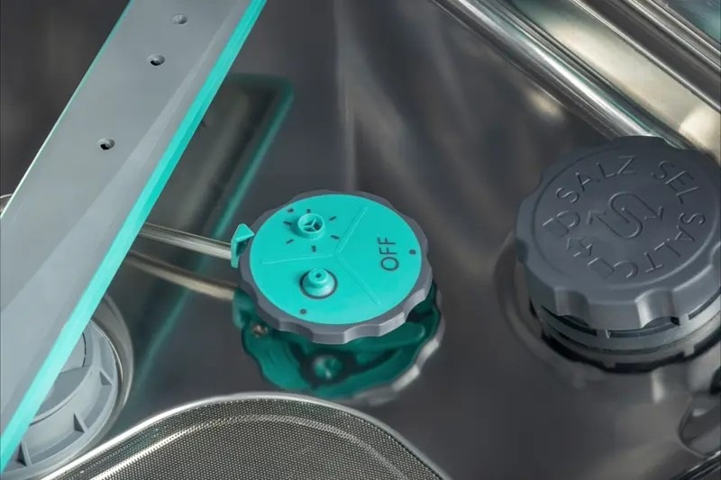 Umývačka riadu Hisense HDV9673XXL Detailný záber na silné vodné trysky, ktoré sa nachádzajú v zadnej časti umývačky. Tieto trysky si ľahko poradia aj s odolnou nečistotou.