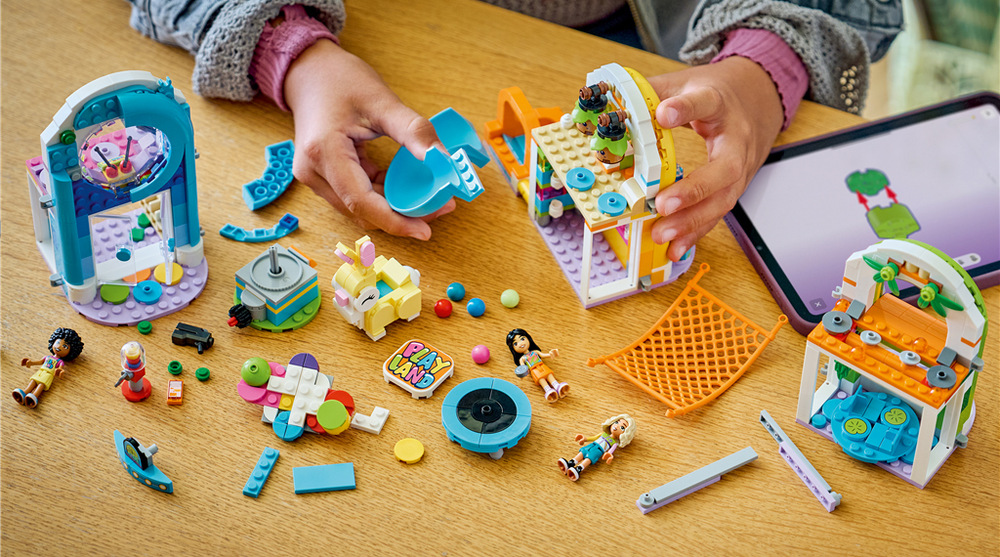 Stavebnica LEGO® Friends 42686 Zábavné interiérové ihrisko Lezecká sieť, prekážky, kolotoč, šmykľavka aj bazén s loptičkami premieňajú každú návštevu ihriska na nové dobrodružstvo.