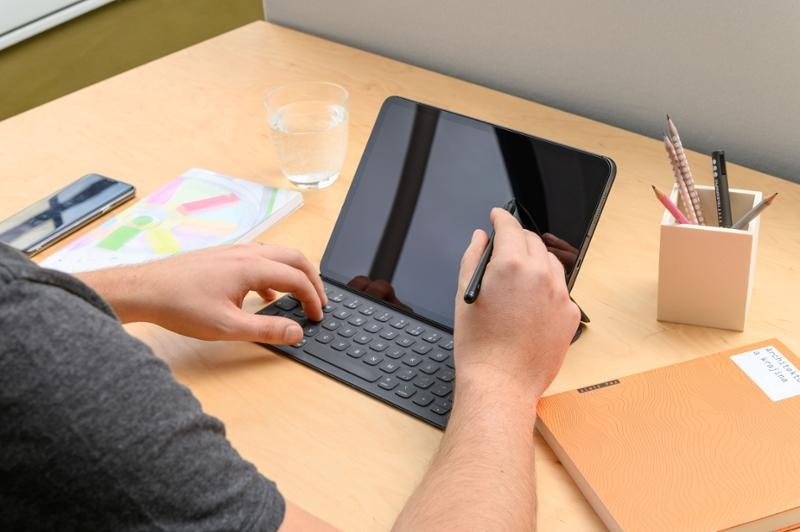 Stylus FIXED Graphite pre iPady so šikovným hrotom a magnetmi čierny
