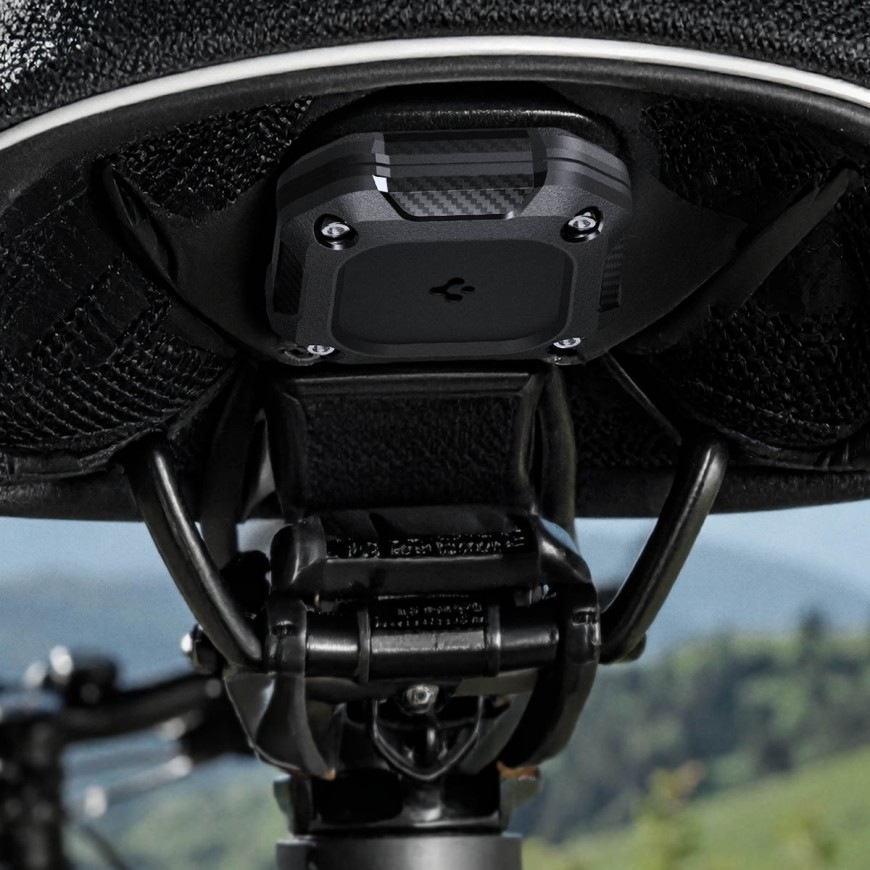 Inštalované puzdro Spigen Tough Armor na AirTag čiernej farby v počte 4 ks