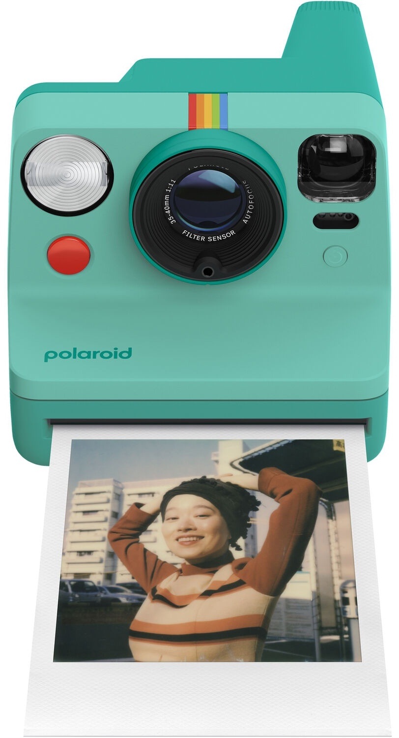 Instantný fotoaparát Polaroid Now Gen 3 tyrkysový Polaroid Now Gen 3 tyrkysový instantný fotoaparát s vysunutou fotografiou na ikonickom plnoformátovom filme