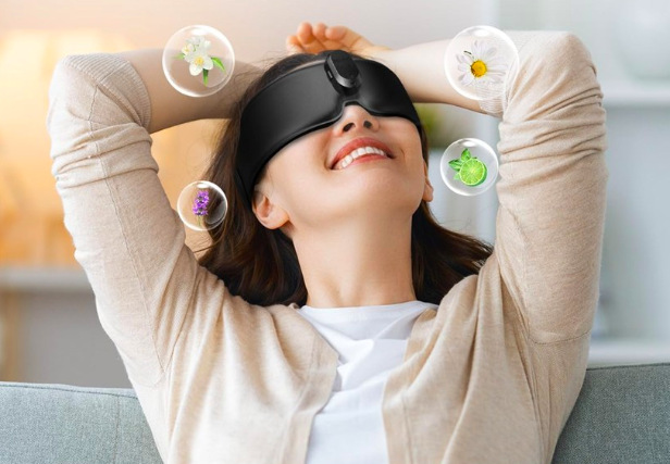 Masážny prístroj na očné okolie RENPHO Eyesnooze GS003 čierny Žena relaxuje s maskou RENPHO GS003 a aromaterapiou na upokojenie mysle