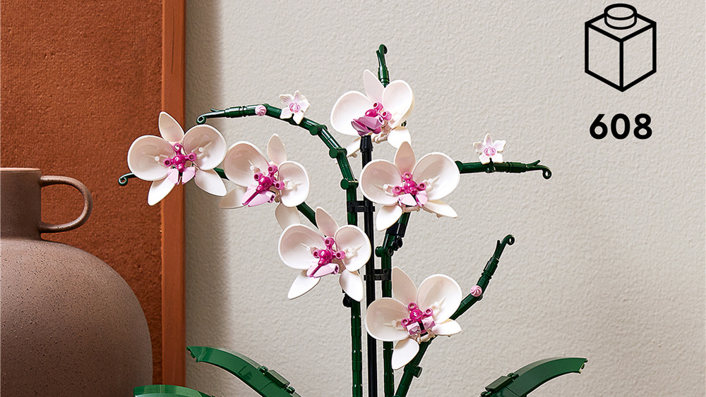 Stavebnica LEGO® Botanicals 10311 Orchidej Výrazná orchidea sa hodí do bytu aj kancelárie a vďaka výške cez 39 cm sa len tak nestratí.