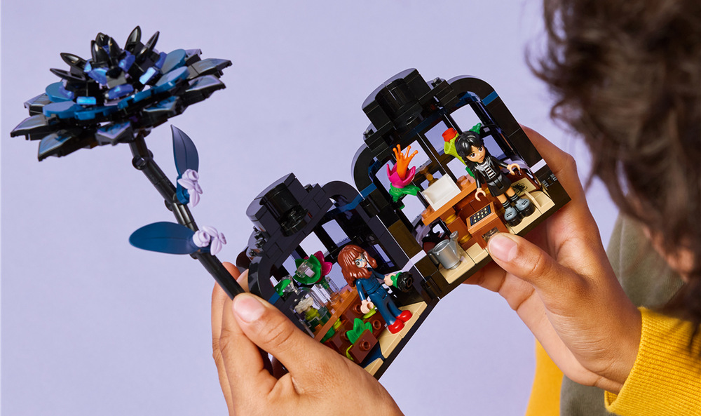 Stavebnica LEGO® Wednesday 76784 Černá jiřina Wednesday Addamsová a profesorka Thornhillová umožnia deťom prehrávať známe scény aj vymýšľať vlastné dobrodružstvo.