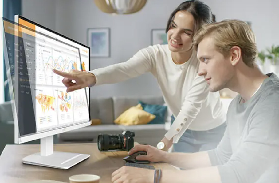 Monitor MSI PRO MP273W E14A biely Dvaja ľudia spoločne pracujú pri monitore MSI PRO MP273W E14A a prezerajú grafy na obrazovke
