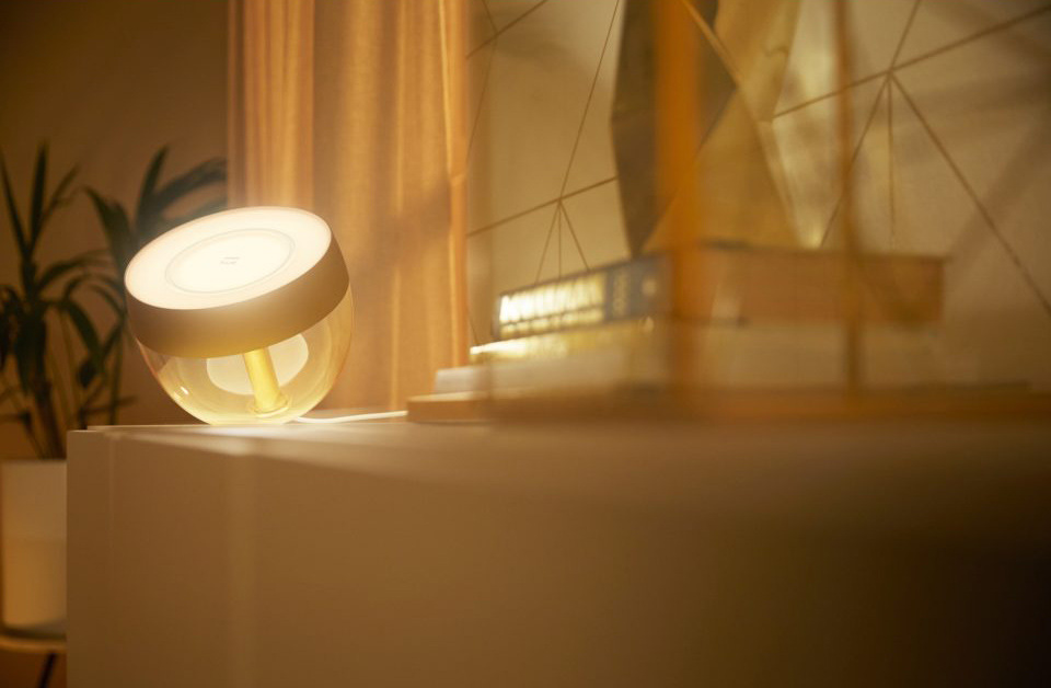 Stolná lampa Philips Hue Iris Silver Special Edition strieborná