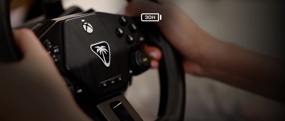 Volant Turtle Beach Racer - PC, Xbox One/Series čierny Čiastočne rozostrený naklonený záber na volant Turtle Beach Racer s ikonou 30 H, ilustrujúci dlhú výdrž na jedno nabitie.