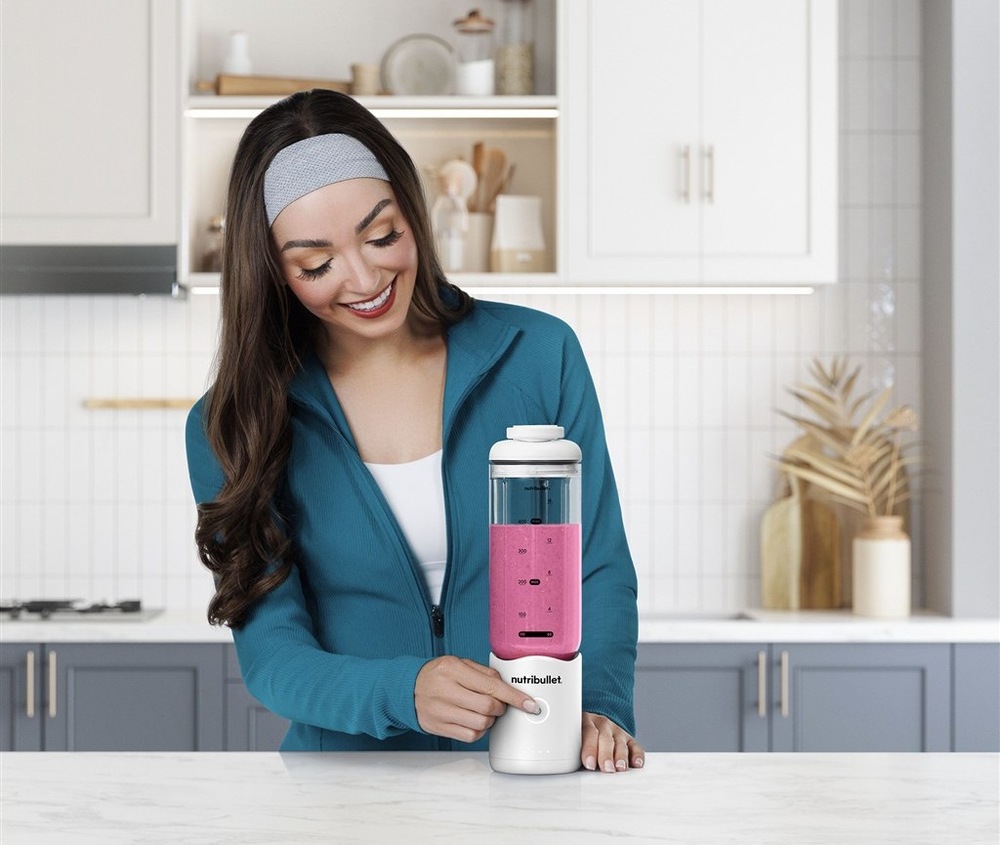 Stolový mixér Nutribullet Flex NBP013W pri príprave chutného smoothie