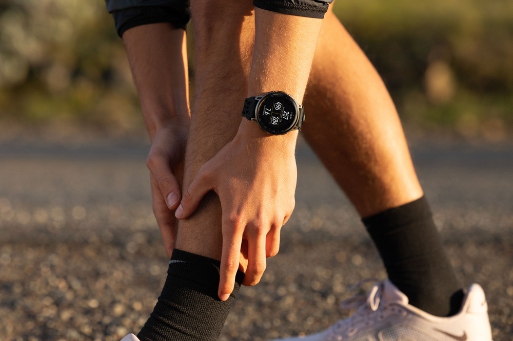 Muž se protahuje k lýtkům a na ruce má hodinky Amazfit Cheetah 2 Pro