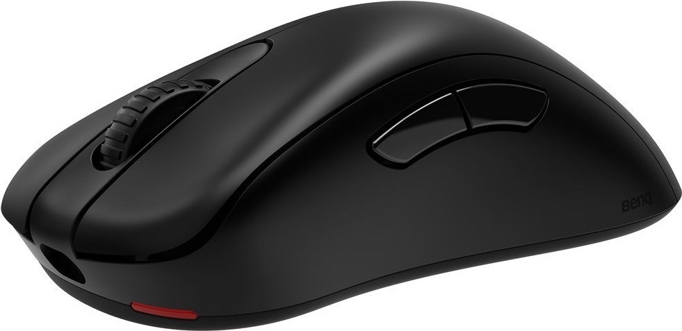 Myš ZOWIE by BenQ EC1-DW čierna Na obrázku je bezdrôtová herná myš ZOWIE by BenQ EC1-DW z bočného pohľadu. Má matne čierne prevedenie, výrazne prehnutý ergonomický tvar pre pravú ruku a dve bočné tlačidlá pre palec. Vpredu je vidieť otvor pre nabíjací kábel, hore rolovacie koliesko a na spodnej prednej časti malý červený detail. Myš pôsobí jednoducho, bez podsvietenia as dôrazom na pohodlný úchop.