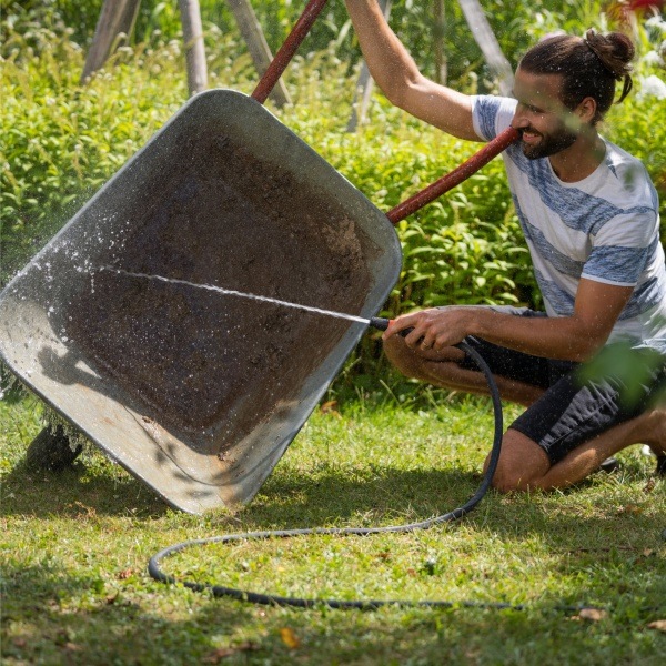 Vodáreň Gardena 5000 Silent Comfort 09072-20 Muž čerpá vodu do kolieska pri práci na záhrade.