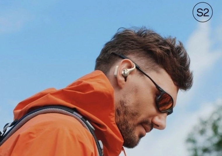 Slúchadlá OneOdio OpenRock S2 – Športové otvorené bezdrôtové slúchadlá s Bluetooth biela Muž pohybujúci sa v prírode so slúchadlami OpenRock S2