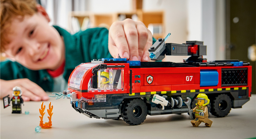 Stavebnica LEGO® City 60499 Letištní hasičské auto Štyri minifigúrky hasičov s hasákom a tabletom dopĺňajú model o ďalšie možnosti kreatívneho hrania