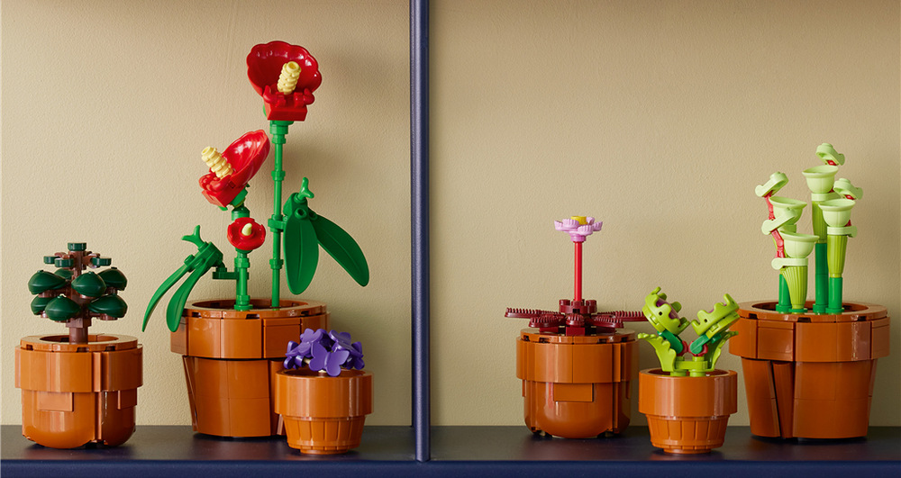 Stavebnica LEGO® Botanicals 10329 Miniaturní rostliny Stavebnica ponúka tropické, púštne aj mäsožravé rastliny, z ktorých každá má vlastný kvetináč na aranžovanie.