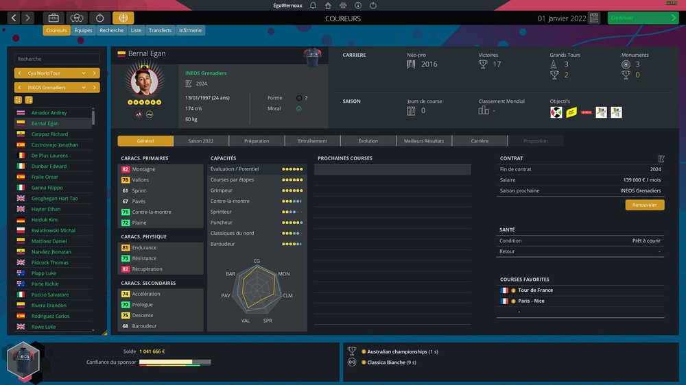 Obrázok z hry Pro Cycling Manager 2022 zobrazujúci užívateľské rozhranie s otvoreným profilom cyklistu. Obsahuje štatistiky, fyzické vlastnosti, nadchádzajúce závody a podrobnosti zmluvy.