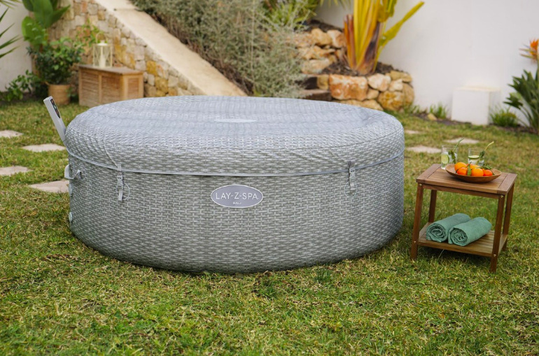 Vírivka Bestway Lay-Z-Spa® Bali Smart AirJet 6001N Vírivka Bestway Lay-Z-Spa Bali Smart AirJet 6001N umiestnená na záhrade pri dome