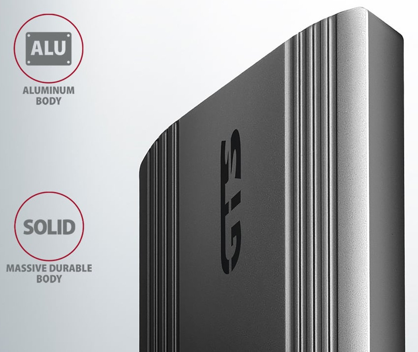 Externý rámček Axagon THIN box, USB-C 10Gbps - M.2 NVMe & SATA SSD sivý Na obrázku je detail šedého externého boxu AXAGON THIN. Je zachytený zblízka na rohu kovového tela, takže vyniká hladký hliníkový povrch a niekoľko zvislých ozdobných drážok po stranách. Uprostred je veľké označenie GTS. Vľavo sú dve jednoduché ikony s textom, ktoré zdôrazňujú hliníkové prevedenie a pevnú odolnú konštrukciu.