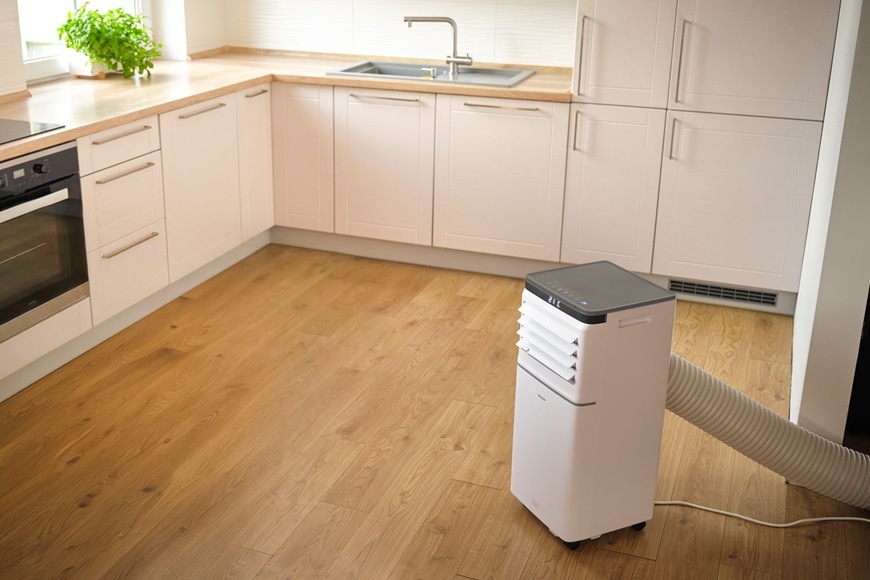 Mobilná klimatizácia Sencor SAC MT8042C Wi-Fi, 8 000 BTU/h biela Mobilná klimatizácia Sencor SAC MT8042C Wi-Fi efektívne ochladzuje modernú kuchyňu a vďaka kompaktným rozmerom, kolieskam a flexibilnej odvodnej hadici ponúka jednoduché umiestnenie aj pohodlné používanie v domácnosti.
